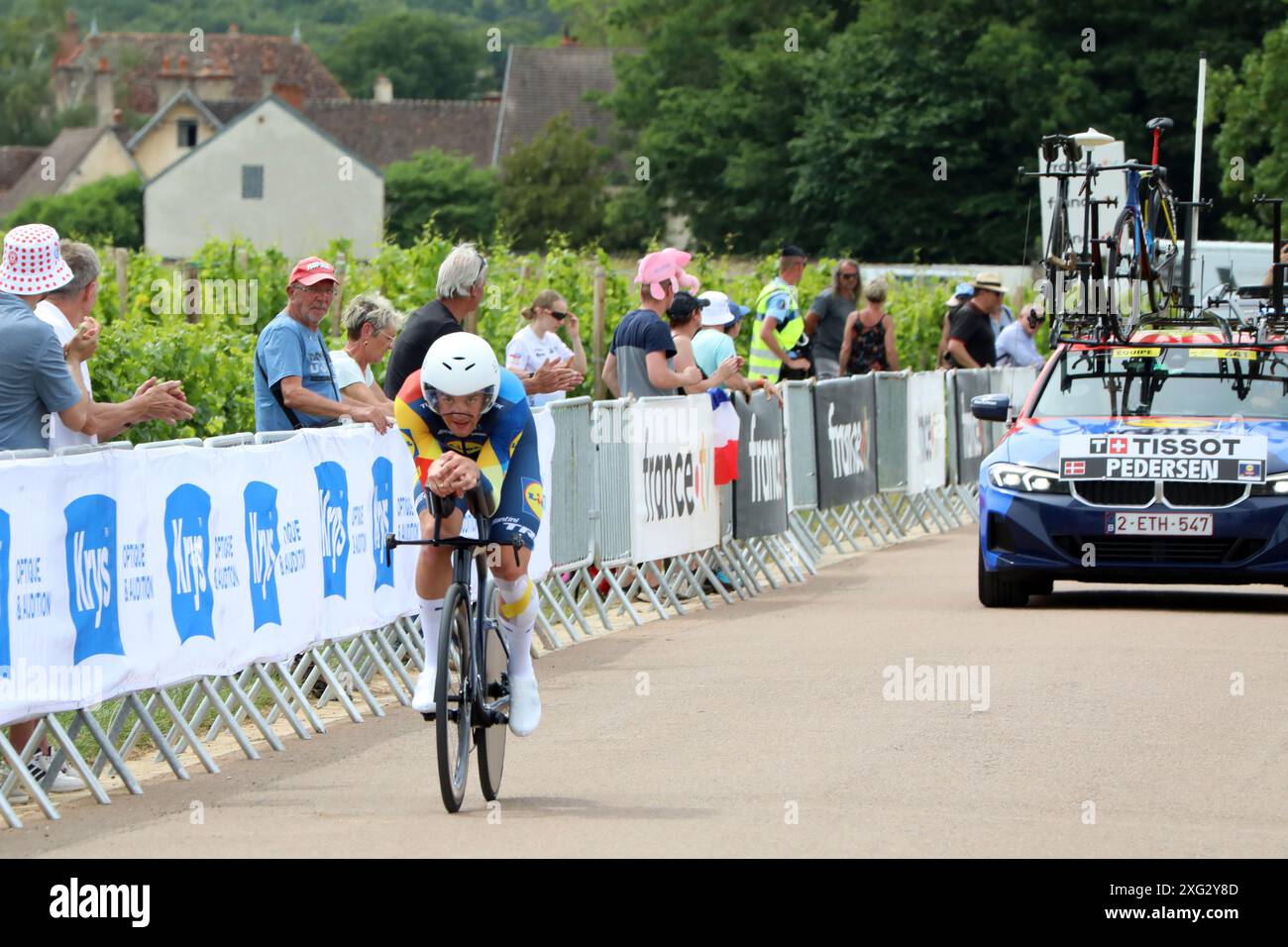 Mads Pedersen di Lidl Trek cavalca a Gevrey-Chambertin nella cronometro individuale sulla settima tappa del Tour de France 2024 crediti: Dominic Dudley/Alamy Live News Foto Stock