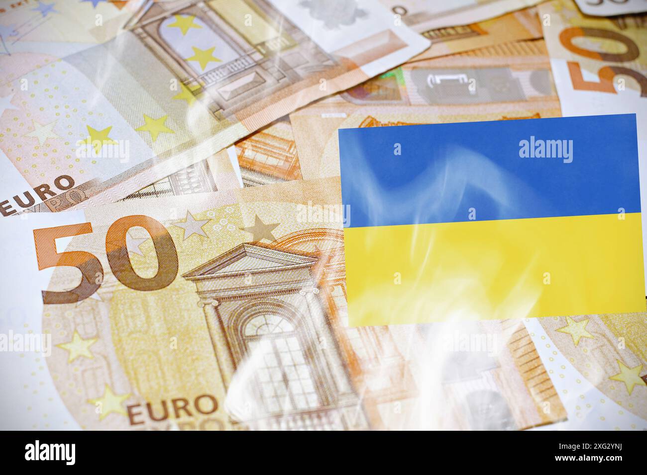 Le banconote in euro sono colorate con i colori della bandiera Ucraina. Il concetto di assistenza finanziaria europea all'Ucraina. Foto Stock