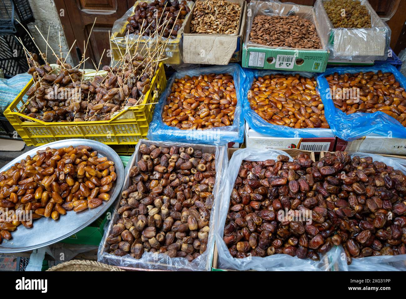 Una varietà di datteri secchi al sole, una delicatezza dolce quando maturi, spesso essiccati per produrre frutta da dattero. Un assaggio della cucina tradizionale marocchina. FES, Marocco. Foto Stock