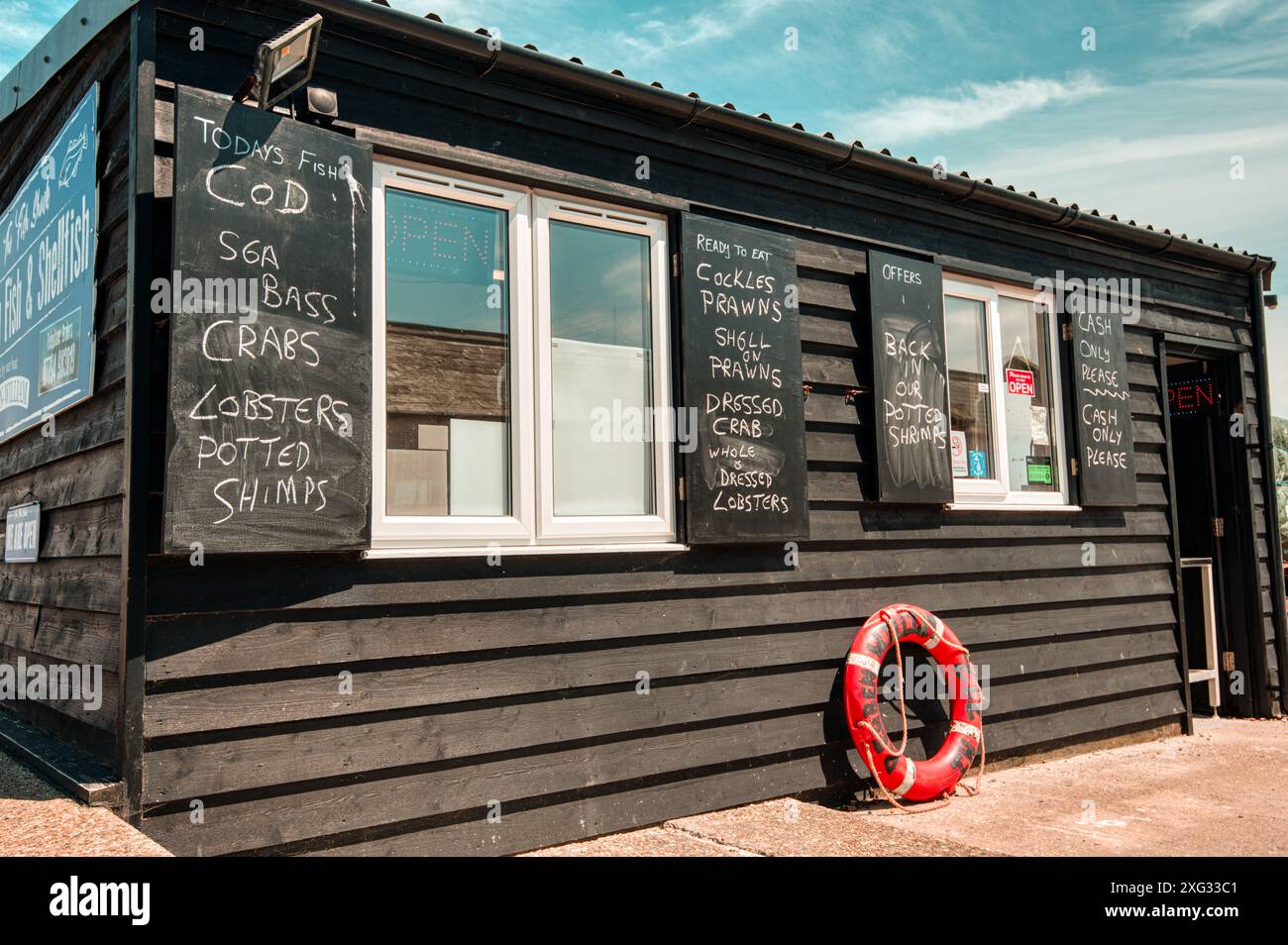 Pesce fresco e crostacei, negozio di pesce sulla spiaggia di Aldeburgh, Suffolk, Inghilterra, Regno Unito Foto Stock