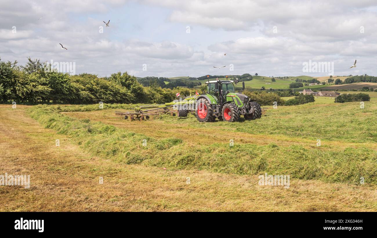 Macchine agricole in uso a Gargrave nel North Yorkshire, dove si svolgevano la falciatura dell'erba e la preparazione e la raccolta del foraggio Foto Stock