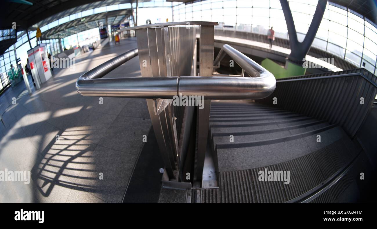 Berlin GER,20240706, Berlin, Stadtansicht Bahnhof Südkreuz *** Berlin GER,20240706, Berlino, vista sulla città della stazione di Südkreuz Foto Stock