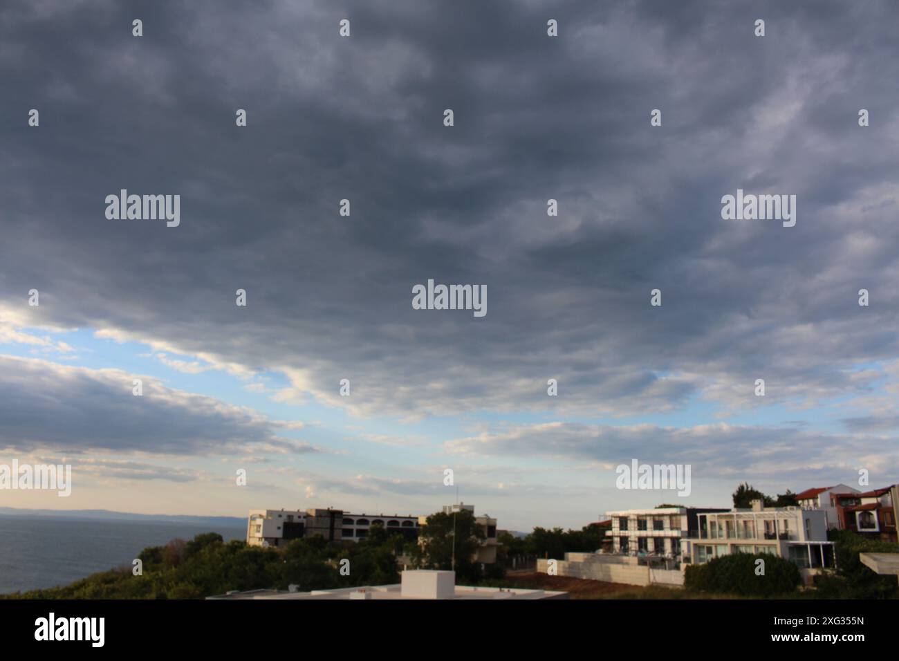 Nuvole mozzafiato sopra gli edifici Sozopol Bulgaria Foto Stock