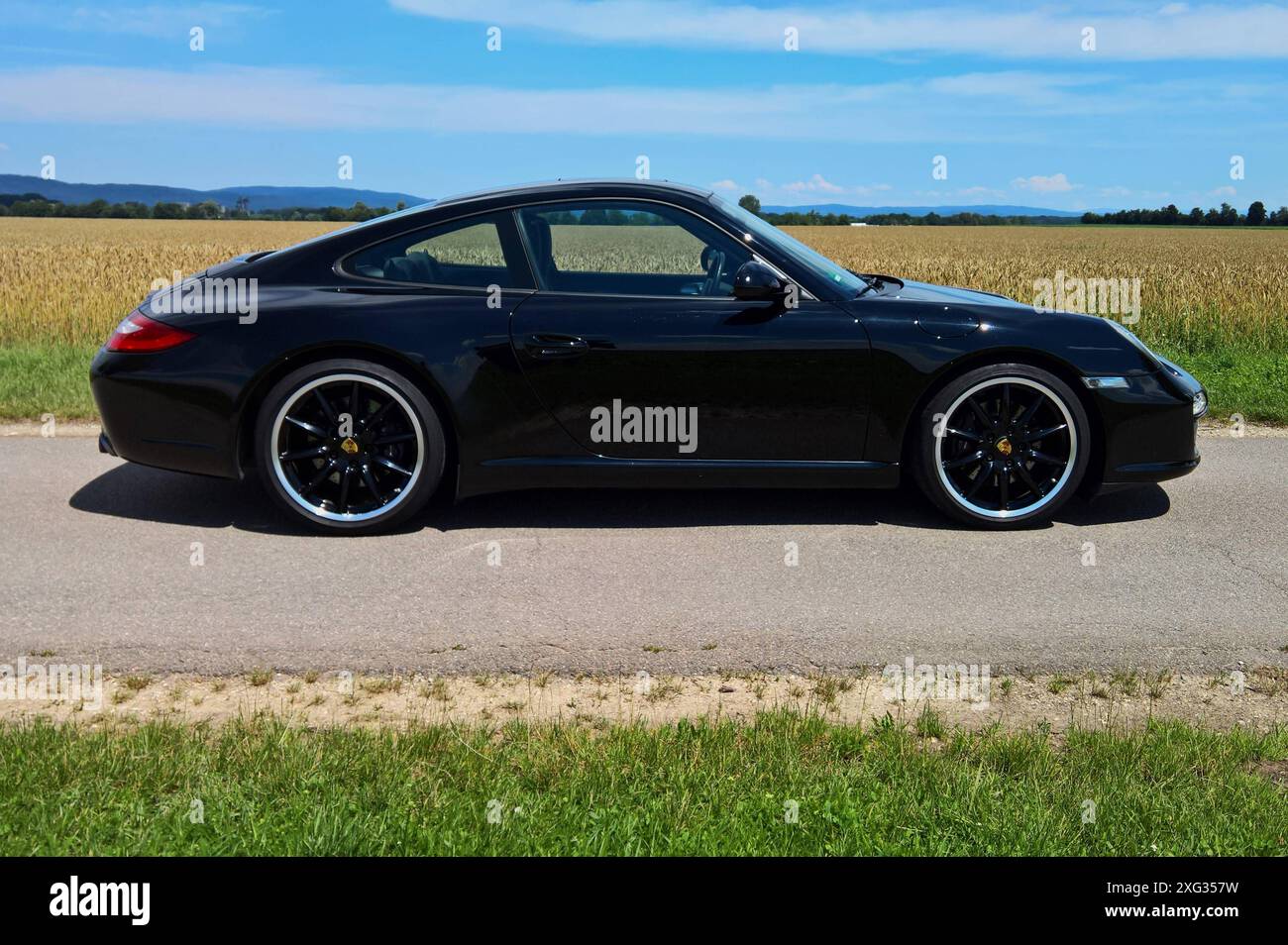 Porsche 911 Carrera, Baureihe 997 mit Klappenauspuff. Porsche 997 ist die interne Modellbezeichnung für das von 2004 bis Ende 2012 produzierte 911er Modell. Die sechste Generation des 911 ähnelt durch die Wiedereinführung der runden Front-Scheinwerfer stärker dem Urelfer von 1963 als der Vorgänger vom Typ 996 *** Porsche 911 Carrera, la serie 997 con scarico ad aletta Porsche 997 è la designazione del modello interno per il modello 911 prodotto dal 2004 alla fine del 2012 la sesta generazione del 911 è più simile al 1963 911 rispetto al suo predecessore, il modello 996, a causa della reintroduzione del Foto Stock