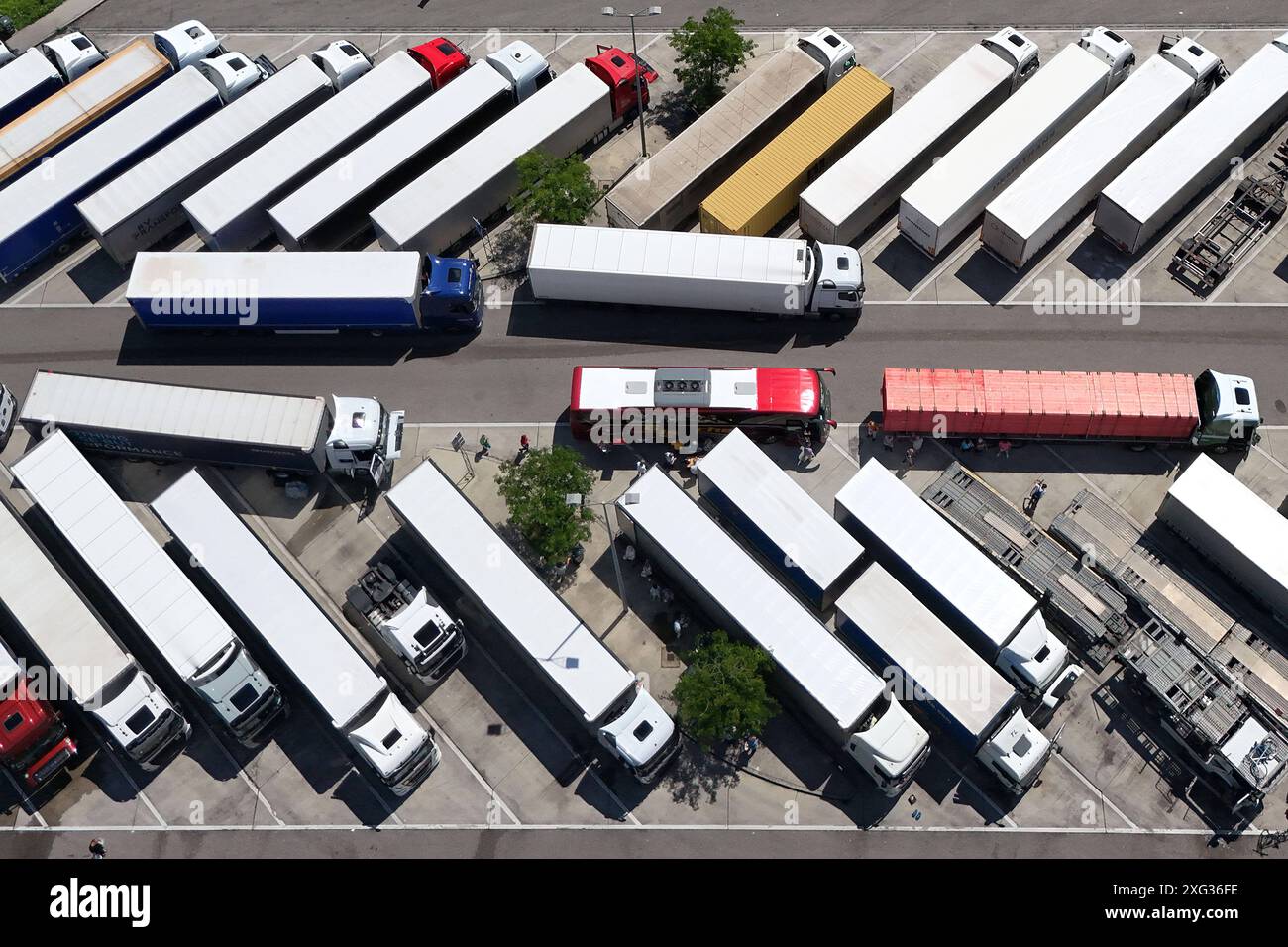 Themenfoto Parkplatznot an Raststaetten: Così oft parken LKW-Fahrer falsch. Alle LKW Parkplaetze an der Autobahn Raststaette Vaterstetten an der A99 sind belegt. Lastwagen. *** Foto a tema mancanza di spazi di parcheggio nelle aree di riposo questo è quanto spesso i conducenti di camion parcheggiano in modo errato tutti i parcheggi per camion nell'area di sosta Vaterstetten sull'autostrada A99 sono occupati camion Foto Stock