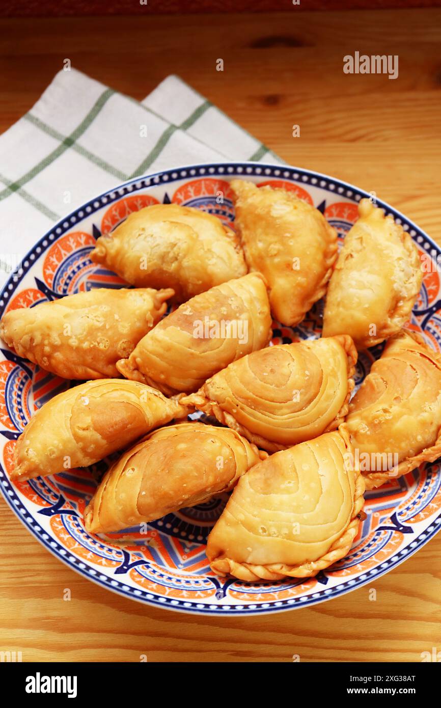 Thai Curry Puffs, uno spuntino popolare simile a Empanadas e Samosa Foto Stock