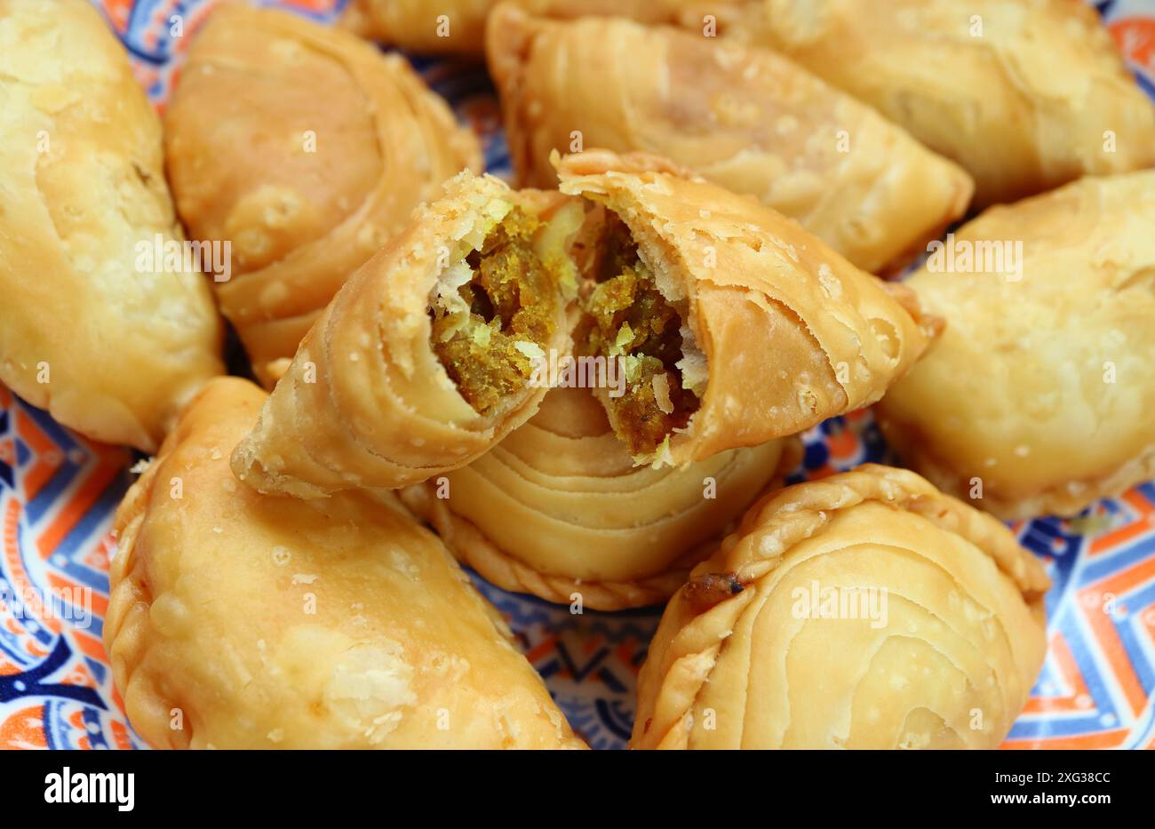 Primo piano del gustoso ripieno di pollo al curry Thai Curry Puff Foto Stock