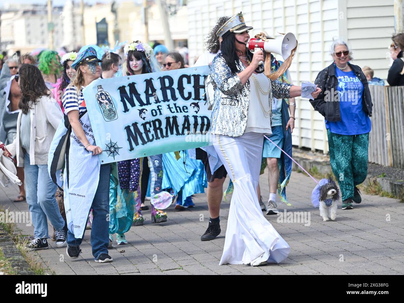 Brighton Regno Unito 6 luglio 2024 - clima sgargiante per la marcia annuale della sfilata delle Sirene oggi sul lungomare di Brighton . La parata annuale è una celebrazione del mare e aumenta la consapevolezza della conservazione della Marina e mantenere l'acqua pulita: Credito Simon Dack / Alamy Live News Foto Stock