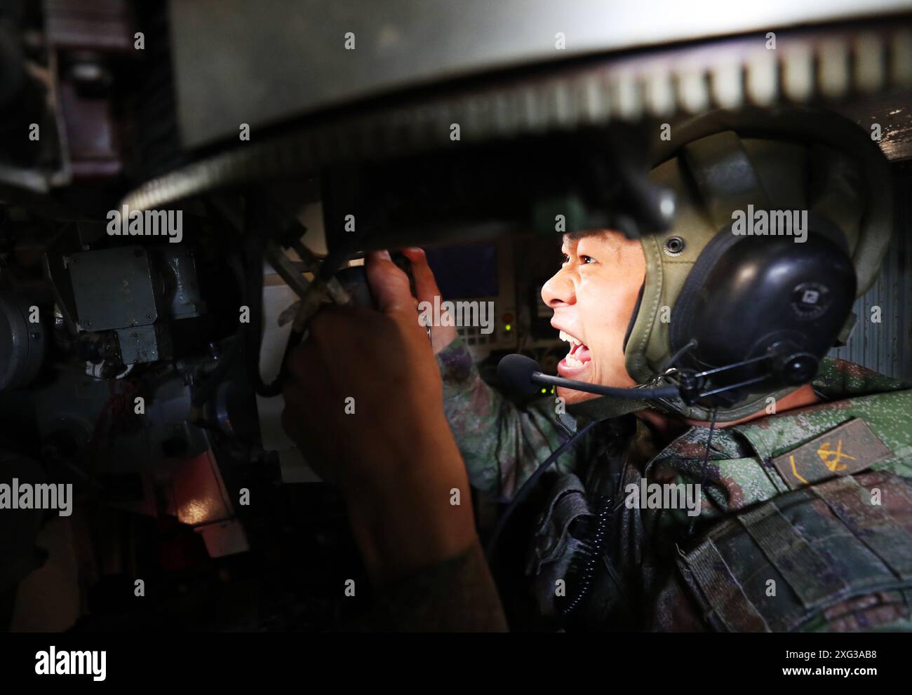 FUZHOU, CINA - 5 LUGLIO 2024 - il comandante di un veicolo da combattimento della fanteria dà un ordine di battaglia durante un'esercitazione a fuoco vivo 24 ore su 24 a Fuzhou, Chin orientale Foto Stock