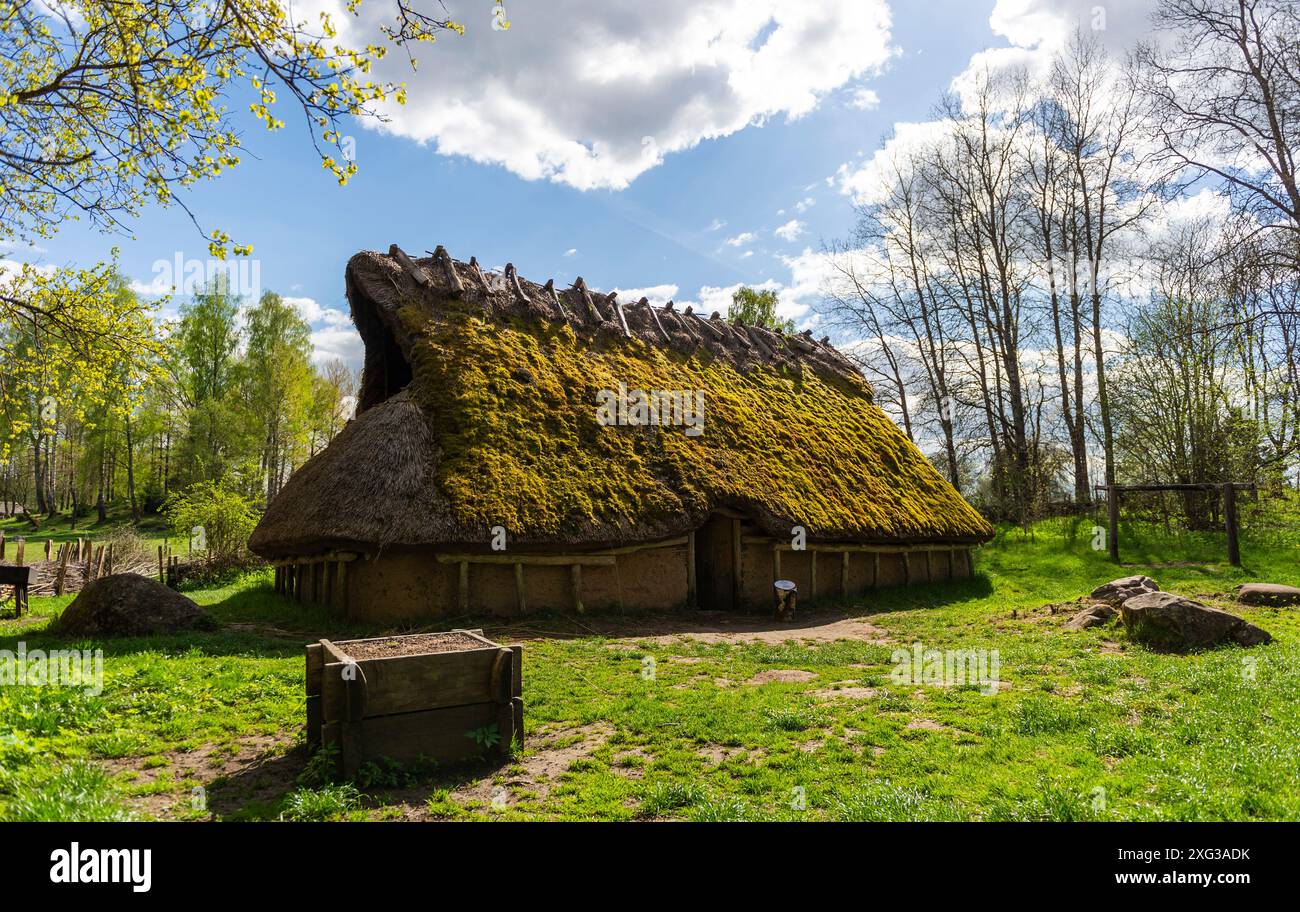 Una replica di una bella casa di riposo che si erge orgogliosa sotto un cielo blu fuori Falköping in Svezia. Foto Stock