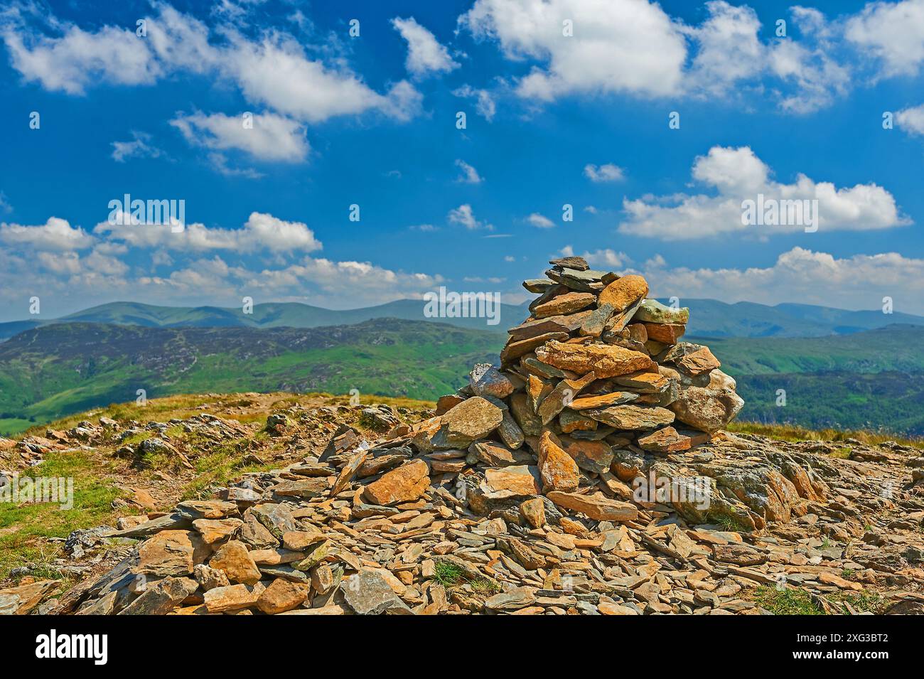 Cairn di pietra sulla Bull Crag nel Lake District Foto Stock