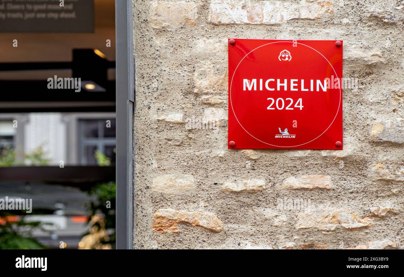 Insegna della stella Michelin per l'eccellenza del ristorante appeso su un muro di mattoni a Vilnius, Lituania Foto Stock