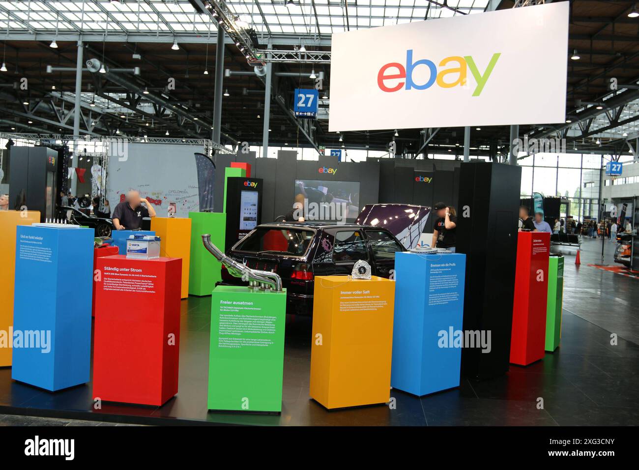 Stand von Ebay mit verschiedenen Autoersatzteilen und Tuningteilen vor einem VW Golf 2 Fire & Ice Sondermodell, PS Days Hannover 2024 Performance & Style Days 05.-07.2024, Auto, Automobilmesse, Ausstellung für Sportliche Autos, Tuning Event, Messe Hannover, Hannover D. *** Ebay stand con vari pezzi di ricambio per auto e pezzi di messa a punto di fronte ad un modello speciale VW Golf 2 Fire Ice, PS Days Hannover 2024 Performance Style Days 05 07 07 2024 , auto, Motor show, mostra per auto sportive, evento di messa a punto, Fiera di Hannover, Hannover D Foto Stock