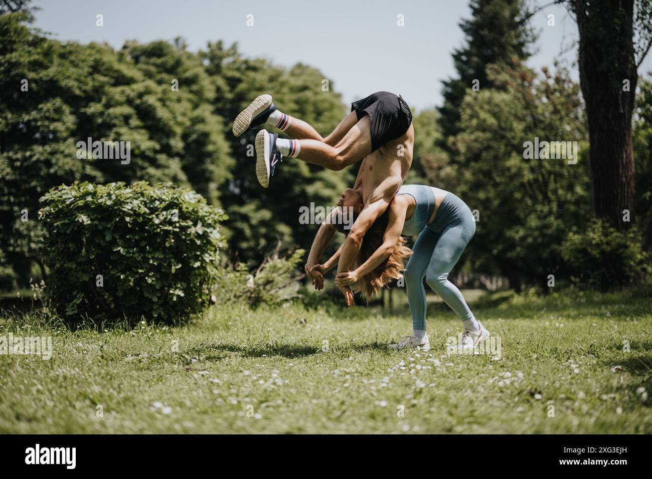 Due atleti che si esibiscono in un parco in una giornata di sole Foto Stock