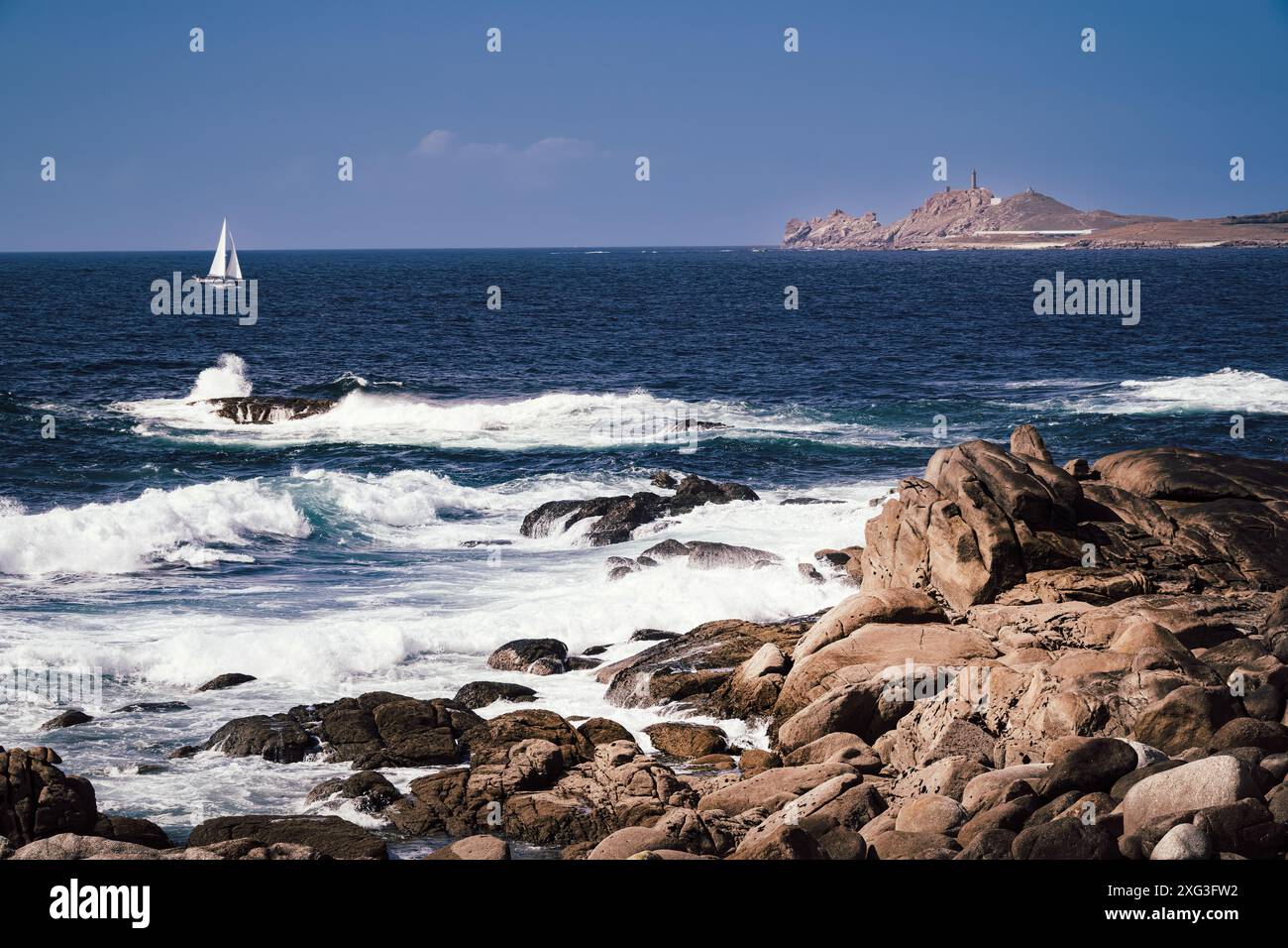 Navigando lungo le coste arrugginite di Muxía (Galizia, Spagna) Foto Stock