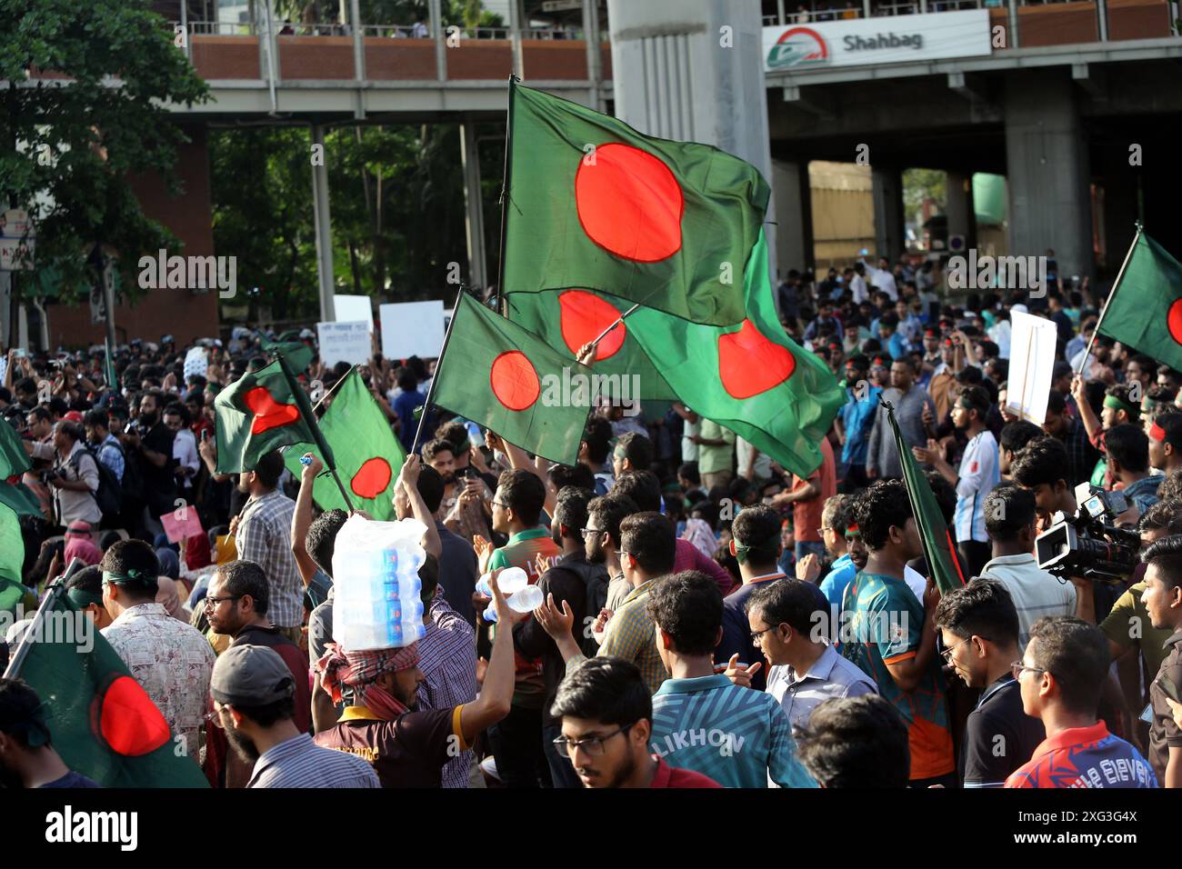 Studenti del Bangladesh bloccano l'intersezione di Shahbagh, durante una protesta a Dacca, Bangladesh, il 6 luglio 2024. Centinaia di studenti che protestano sotto la B. Foto Stock