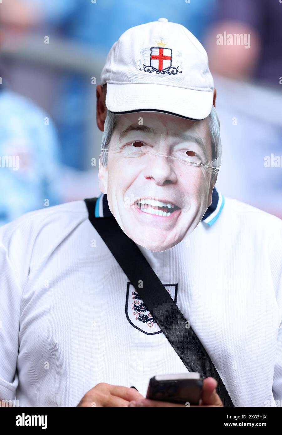 Dusseldorf, Germania. 6 luglio 2024. Un tifoso inglese indossa una maschera di Nigel Farage durante i quarti di finale dei Campionati europei UEFA alla Dusseldorf Arena di Dusseldorf. Il credito per immagini dovrebbe essere: Paul Terry/Sportimage Credit: Sportimage Ltd/Alamy Live News Foto Stock