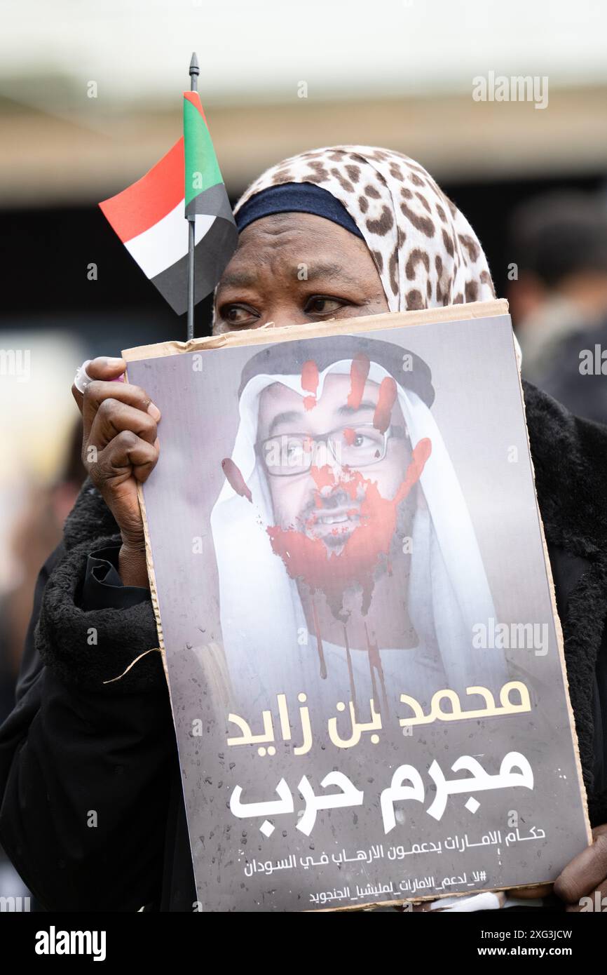 Manchester, Regno Unito. 6 luglio 2024. Woman si unisce alla protesta palestinese con manifesto che protesta contro il conflitto in Sudan con la bandiera sudanese. La protesta palestinese contro la guerra di gaza a Manchester si svolge sabato dopo le elezioni generali del Regno Unito di giovedì. I manifestanti hanno marciato attraverso il centro di Manchester e hanno dovuto attraversare le donne che protestavano contro la produzione di latte con i poster "il latte non è umano". Manchester. Credito britannico: GaryRobertsphotography/Alamy Live News Foto Stock