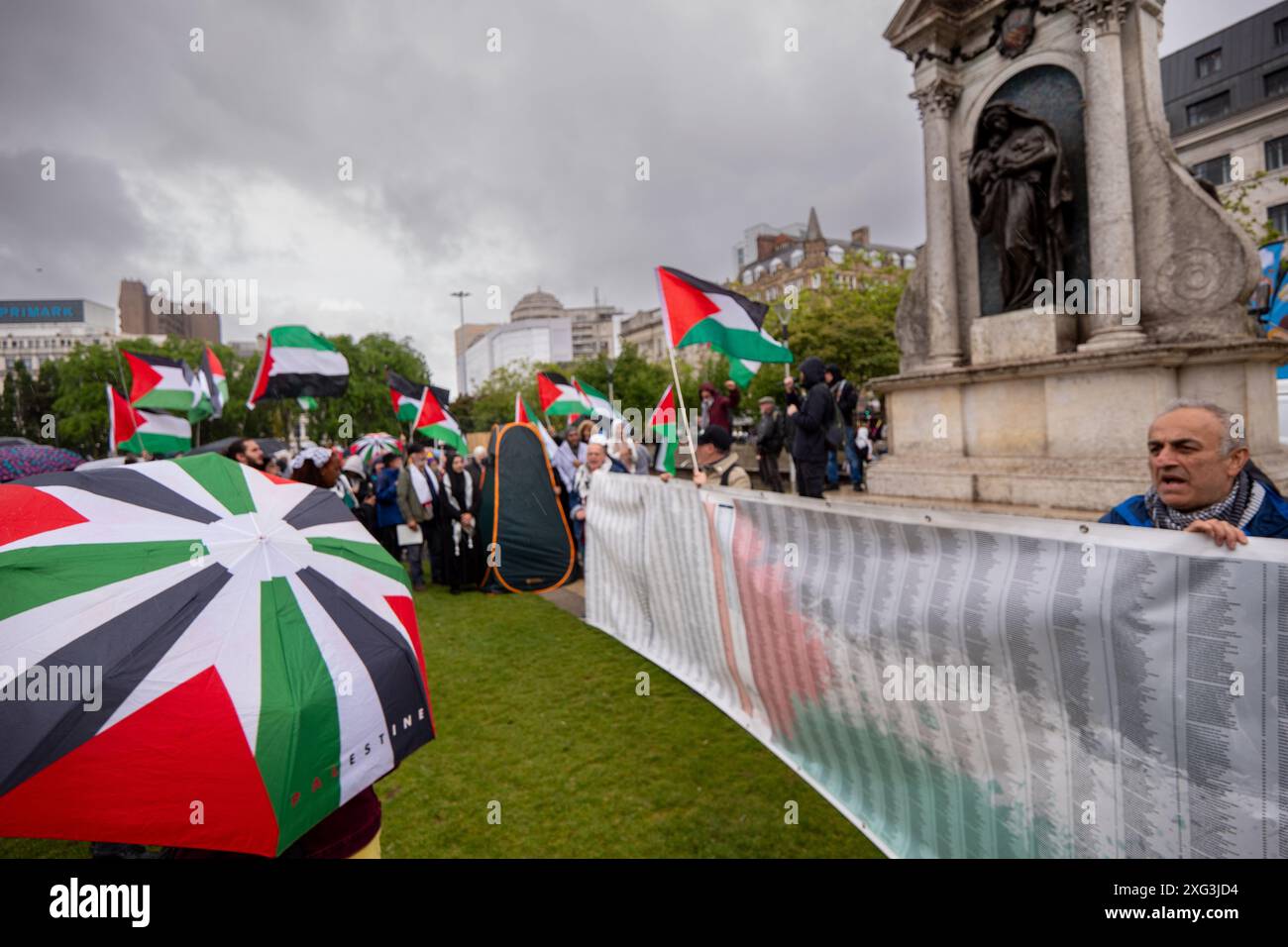 Manchester, Regno Unito. 6 luglio 2024. La protesta palestinese contro la guerra di gaza a Manchester si svolge sabato dopo le elezioni generali del Regno Unito di giovedì. I manifestanti hanno marciato attraverso il centro di Manchester e hanno dovuto attraversare le donne che protestavano contro la produzione di latte con i poster "il latte non è umano". Manchester. Credito britannico: GaryRobertsphotography/Alamy Live News Foto Stock