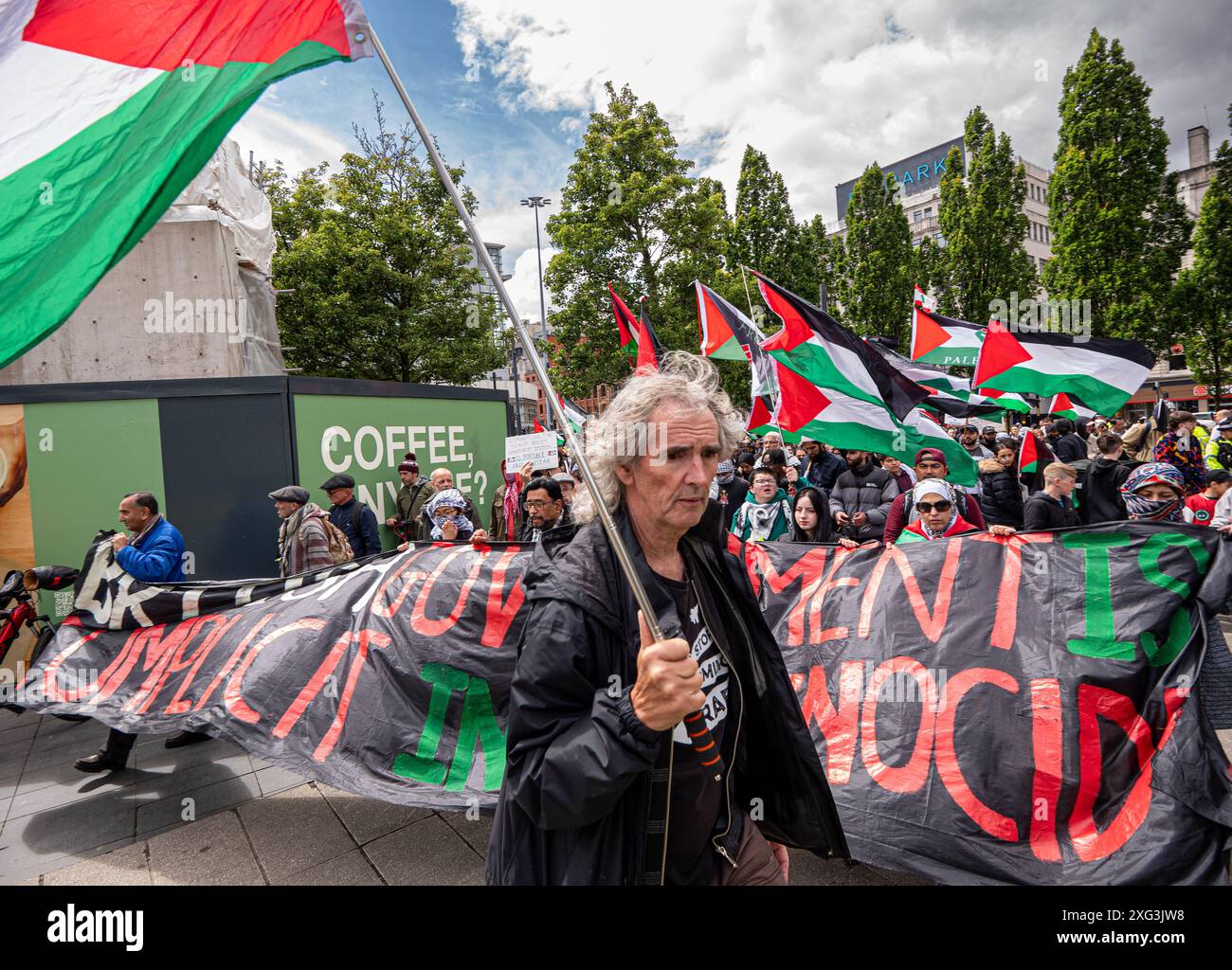 Manchester, Regno Unito. 6 luglio 2024. La protesta palestinese contro la guerra di gaza a Manchester si svolge sabato dopo le elezioni generali del Regno Unito di giovedì. I manifestanti hanno marciato attraverso il centro di Manchester e hanno dovuto attraversare le donne che protestavano contro la produzione di latte con i poster "il latte non è umano". Manchester. Credito britannico: GaryRobertsphotography/Alamy Live News Foto Stock