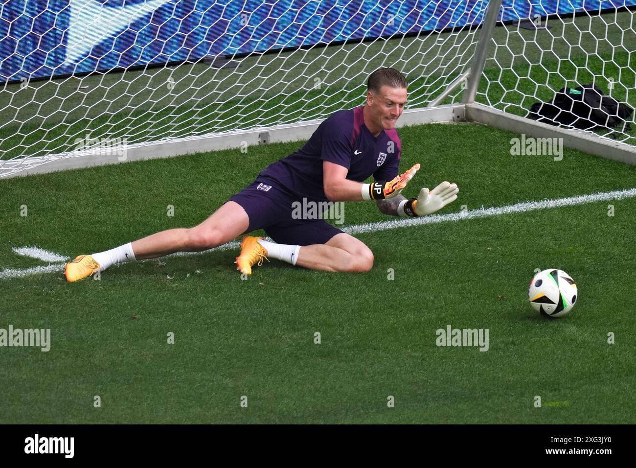 England's goalkeeper Jordan Pickford warms up before a quarterfinal match between England and Switzerland at the Euro 2024 soccer tournament in Duesseldorf, Germany, Saturday, July 6, 2024. (AP Photo/Andreea Alexandru) Foto Stock