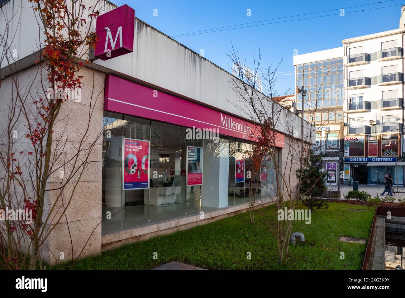 Famalicao, Portogallo: Millennium BCP, alias Banco Comercial Portugues, agenzia bancaria nell'edificio Fudacao Cupertino de Miranda. Banca privata Foto Stock