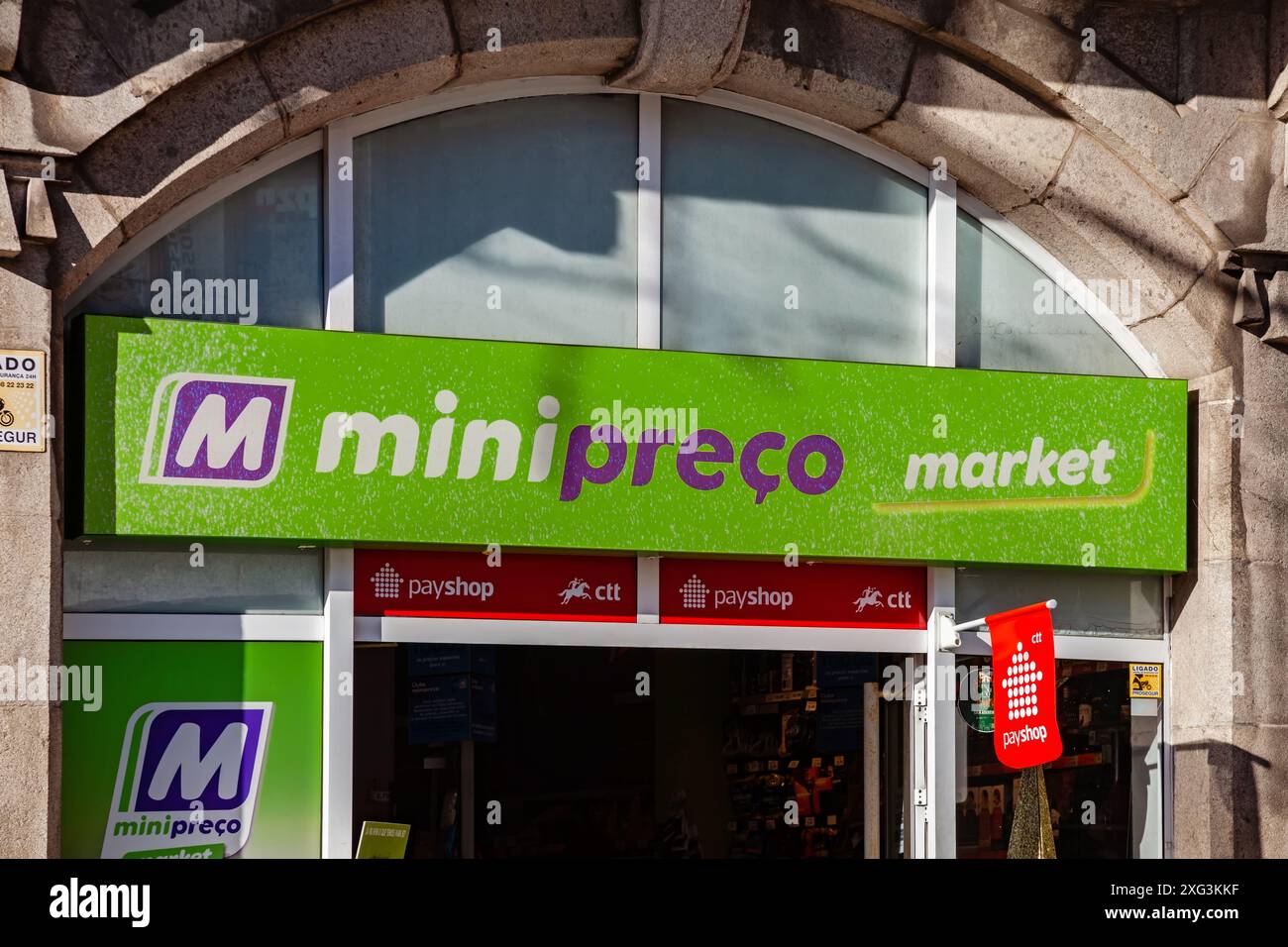 Famalicao, Portogallo: Supermercato a prezzi scontati Minipreco o Minipreco. Insegna o insegna del punto vendita con il marchio, il logo, il simbolo o l'icona e servizio Payshop Foto Stock