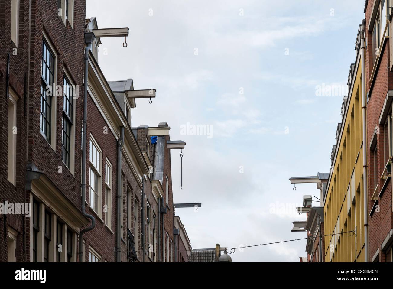 Egelantiersstraat, una strada di case strette e alte dai tetti spioventi tradizionali con paranchi ad Amsterdam. Foto Stock