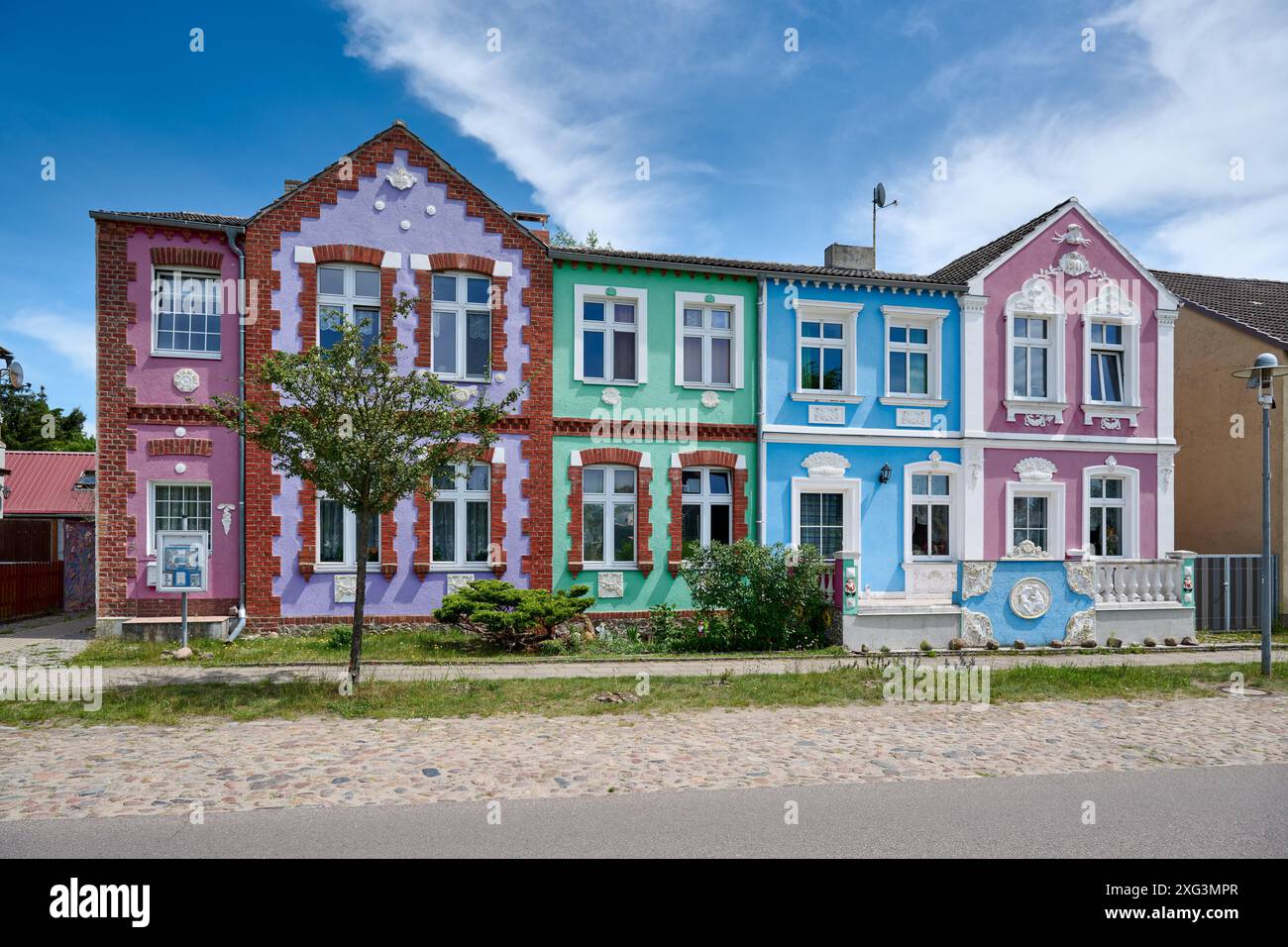 Case a schiera colorate a Himmelpfort, Uckermark, Brandeburgo, Germania, Europa Foto Stock