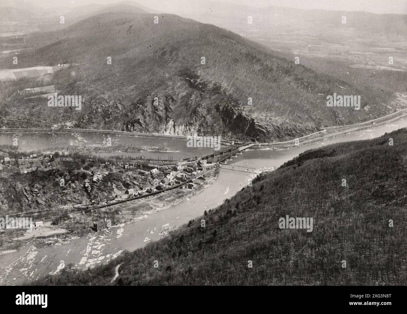 Vista aerea di Harpers Ferry, West Virginia, all'incrocio tra i fiumi Potomac e Shenandoah - aprile 1930 Foto Stock