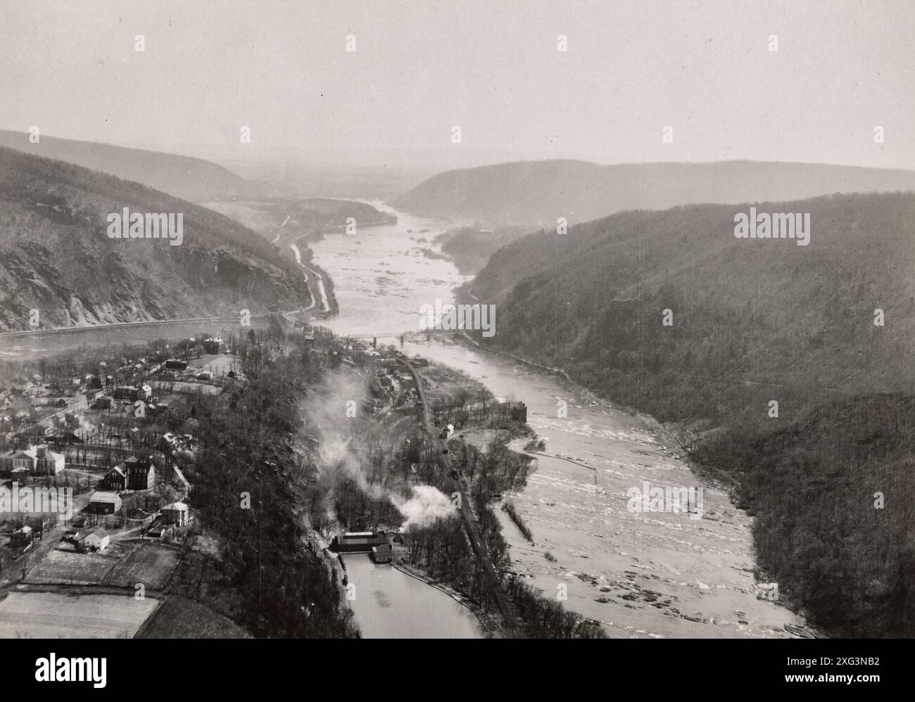 Veduta aerea di Harpers Ferry; West Virginia all'incrocio dei fiumi Potomac e Shenandoah - aprile 1930 Foto Stock