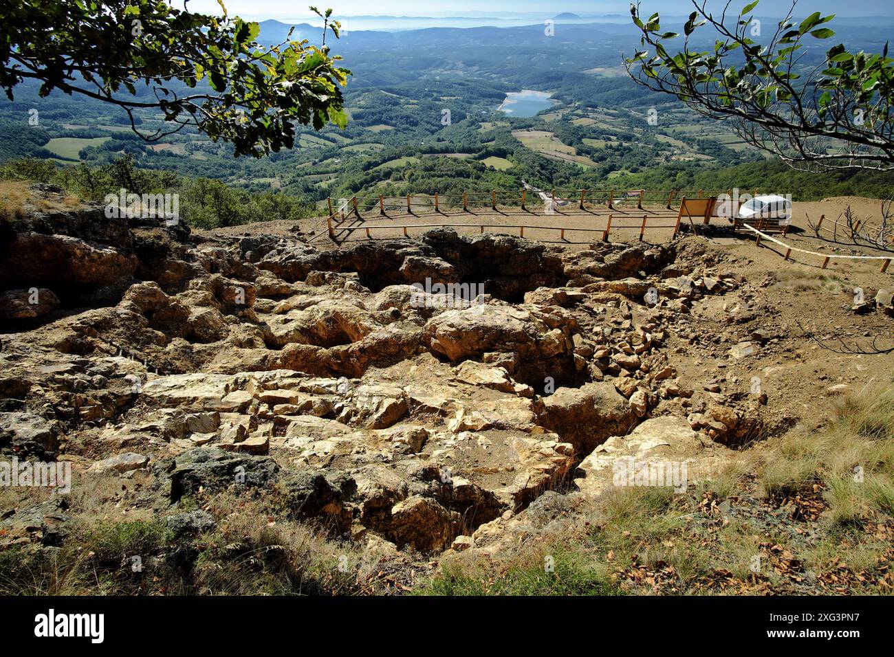 Sito archeologico estrazione preistorica di Prljusa-Mali Sturac sul monte Rudnik e paesaggio nella regione di Sumadija della Serbia centrale Foto Stock