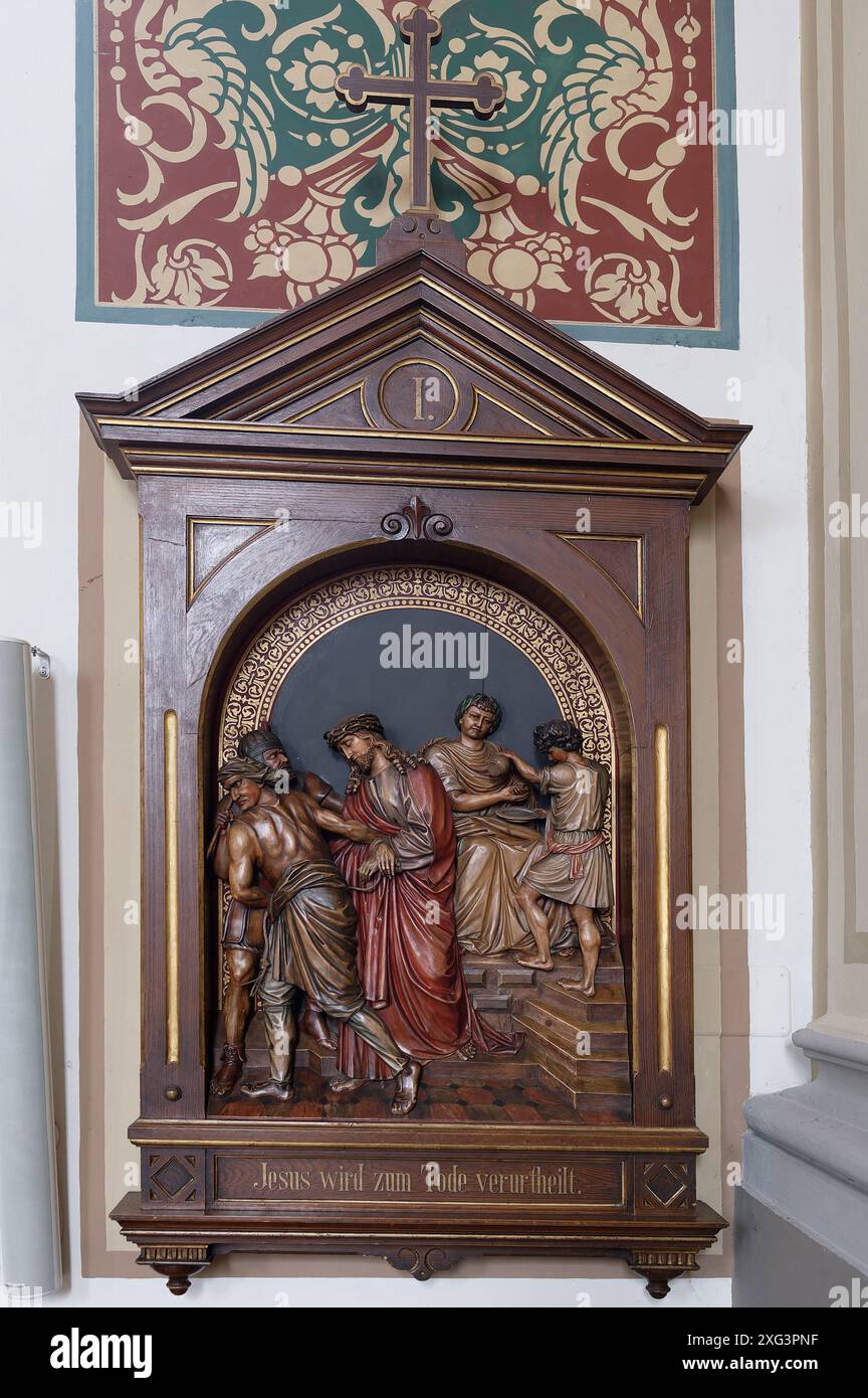 Bad Ischl, alta Austria, Austria. Chiesa parrocchiale di San Nicola a Bad Ischl. Stazioni della via Crucis - stazione uno. Gesù è condannato a morte Foto Stock