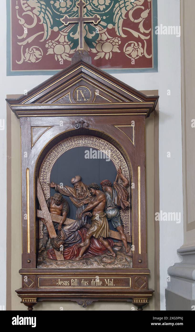 Bad Ischl, alta Austria, Austria. Chiesa parrocchiale di San Nicola a Bad Ischl. Stazioni della via Crucis – stazione nove. Gesù cade per la terza volta Foto Stock