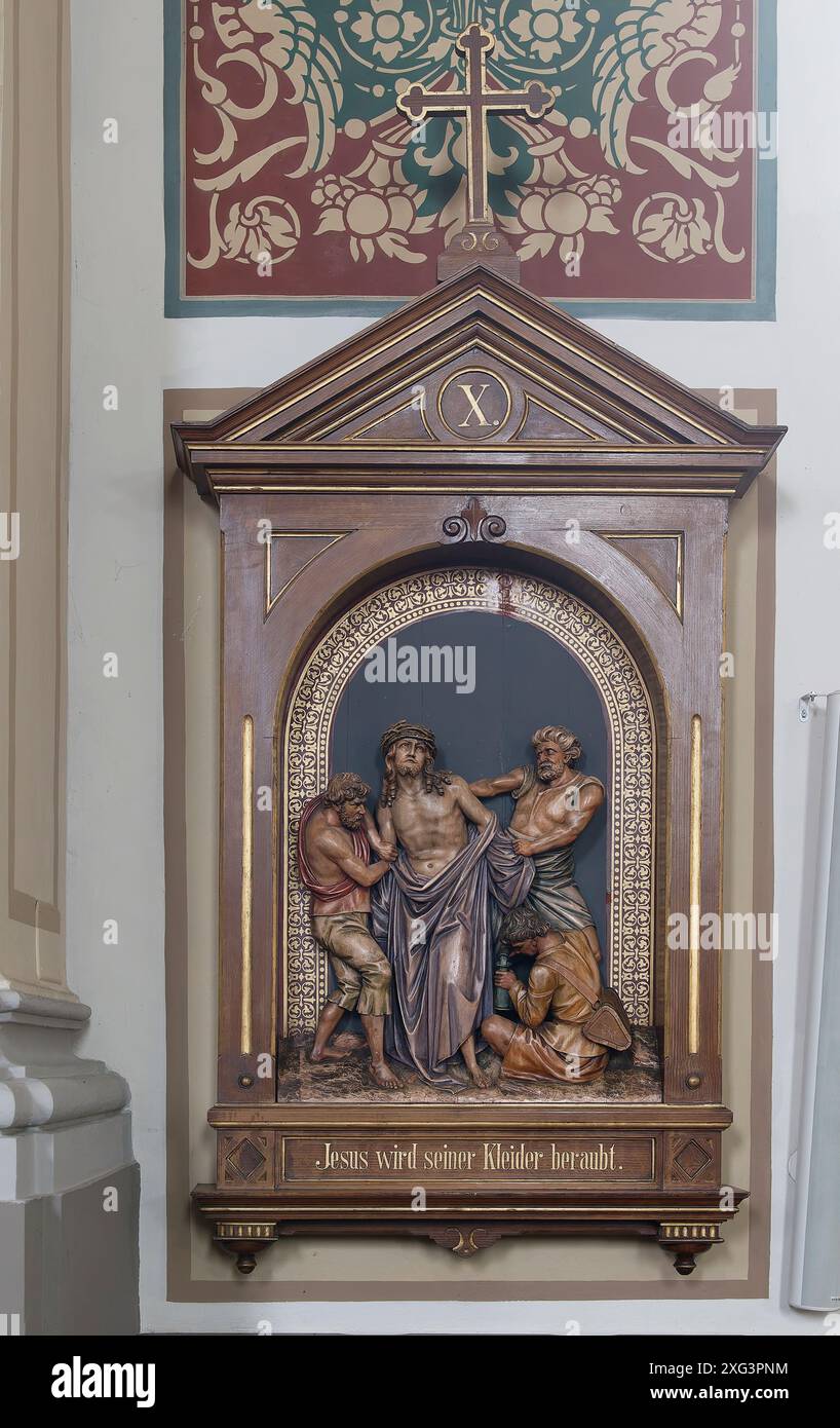 Bad Ischl, alta Austria, Austria. Chiesa parrocchiale di San Nicola a Bad Ischl. Stazioni della via Crucis - stazione 10. Gesù è spogliato dei suoi vestiti Foto Stock
