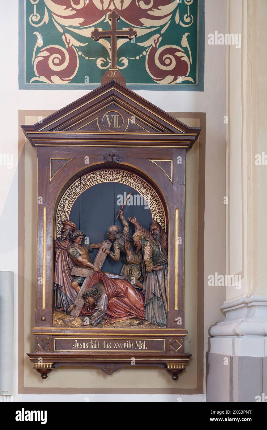 Bad Ischl, alta Austria, Austria. Chiesa parrocchiale di San Nicola a Bad Ischl. Stazioni della via Crucis – Settima. Gesù cade per la seconda volta Foto Stock
