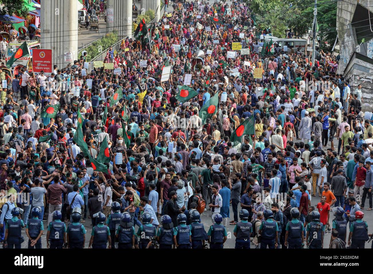 Gli studenti protestano per la rimozione del sistema di quote nei posti di lavoro governativi a Dacca gli studenti del Bangladesh bloccano l'intersezione di Shahbagh, durante una protesta a Dacca, Bangladesh, il 6 luglio 2024. Centinaia di studenti che protestarono sotto l'insegna del movimento anti-discriminazione studentesco ö bloccarono l'intersezione di Shahbagh nella capitale di Dacca, chiedendo la cancellazione del sistema di quote nei posti di lavoro governativi. Dhaka Distretto di Dhaka Bangladesh Copyright: XHabiburxRahmanx Foto Stock