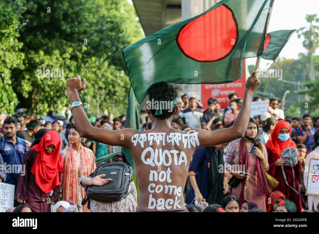 Gli studenti protestano per la rimozione del sistema di quote nei posti di lavoro governativi a Dacca gli studenti del Bangladesh bloccano l'intersezione di Shahbagh, durante una protesta a Dacca, Bangladesh, il 6 luglio 2024. Centinaia di studenti che protestarono sotto l'insegna del movimento anti-discriminazione studentesco ö bloccarono l'intersezione di Shahbagh nella capitale di Dacca, chiedendo la cancellazione del sistema di quote nei posti di lavoro governativi. Dhaka Distretto di Dhaka Bangladesh Copyright: XHabiburxRahmanx Foto Stock