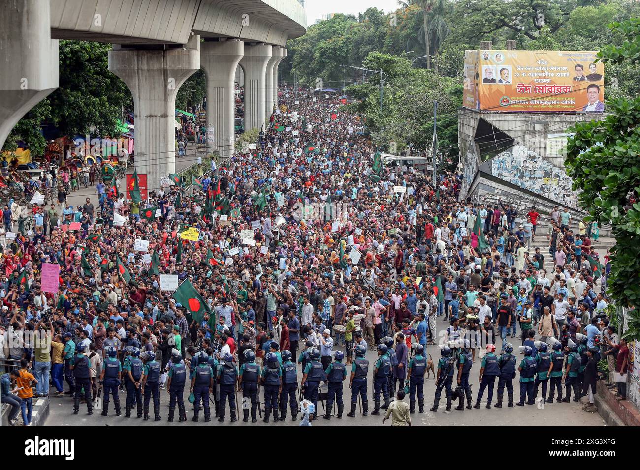 Gli studenti protestano per la rimozione del sistema di quote nei posti di lavoro governativi a Dacca gli studenti del Bangladesh bloccano l'intersezione di Shahbagh, durante una protesta a Dacca, Bangladesh, il 6 luglio 2024. Centinaia di studenti che protestarono sotto l'insegna del movimento anti-discriminazione studentesco ö bloccarono l'intersezione di Shahbagh nella capitale di Dacca, chiedendo la cancellazione del sistema di quote nei posti di lavoro governativi. Dhaka Distretto di Dhaka Bangladesh Copyright: XHabiburxRahmanx Foto Stock