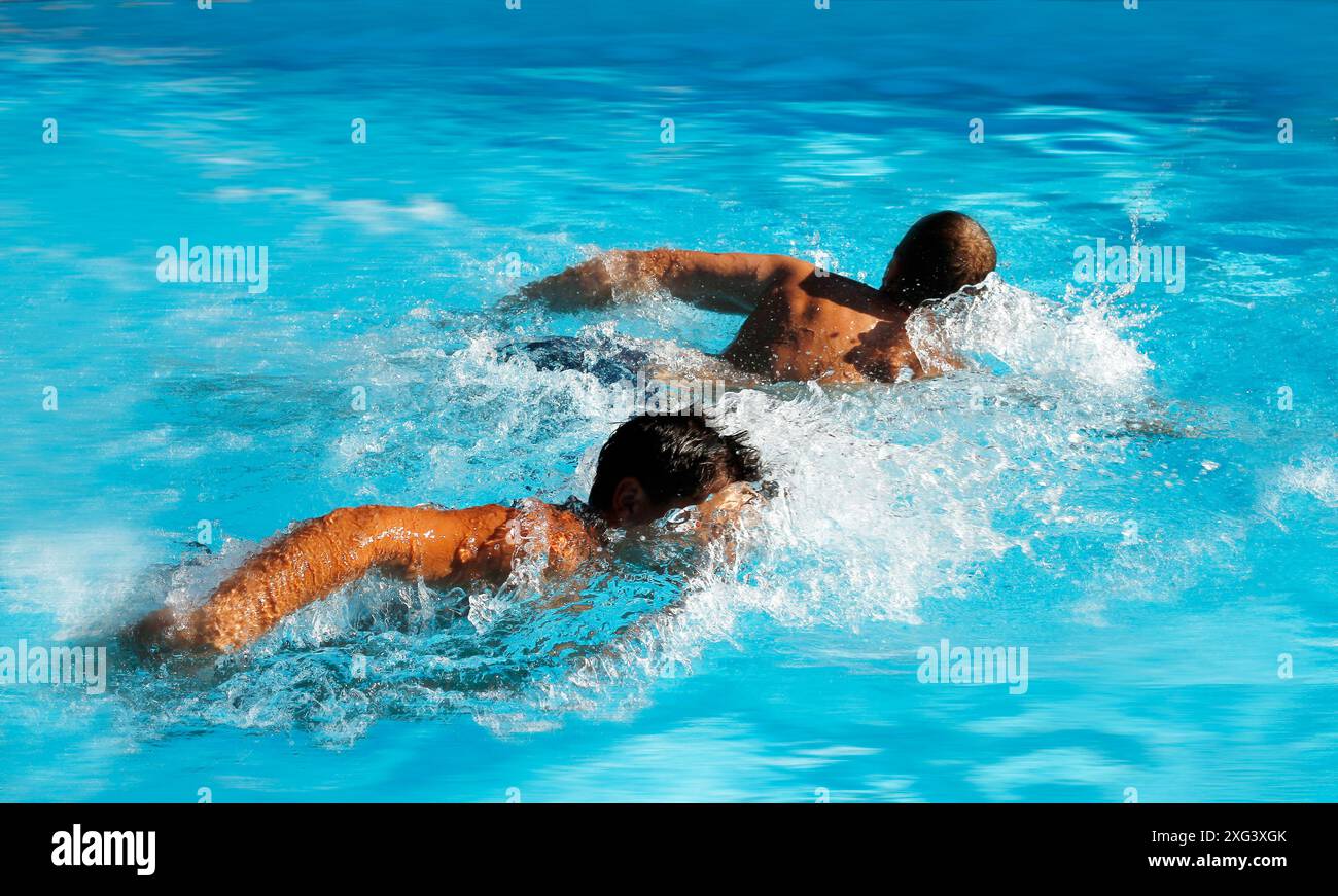 gli uomini competono nuotano in acqua Foto Stock