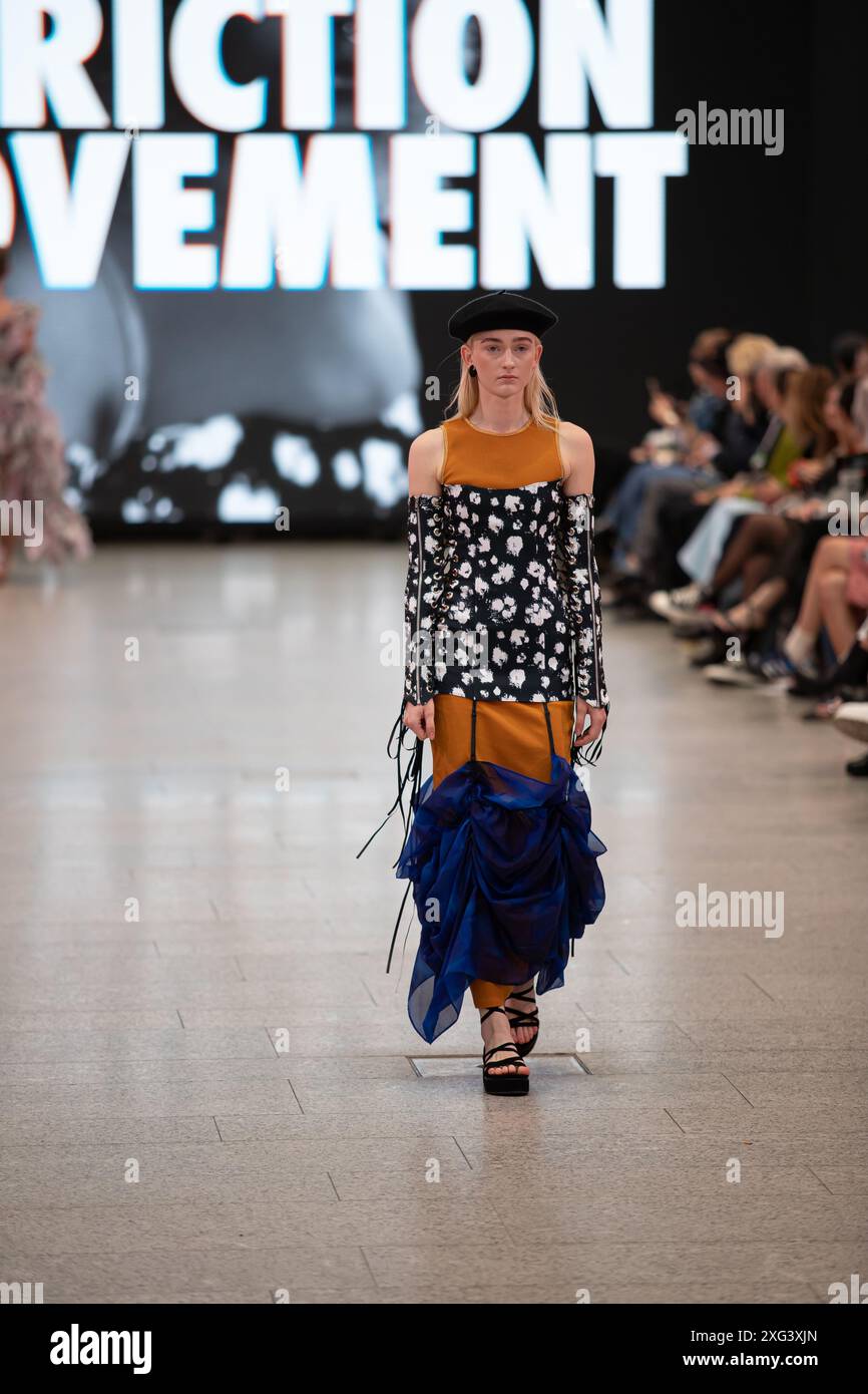 Berlino, Germania, 2 luglio 2024. Un modello che cammina per Neo Fashion SS25 con motivi floreali e mesh a strati. Foto Stock