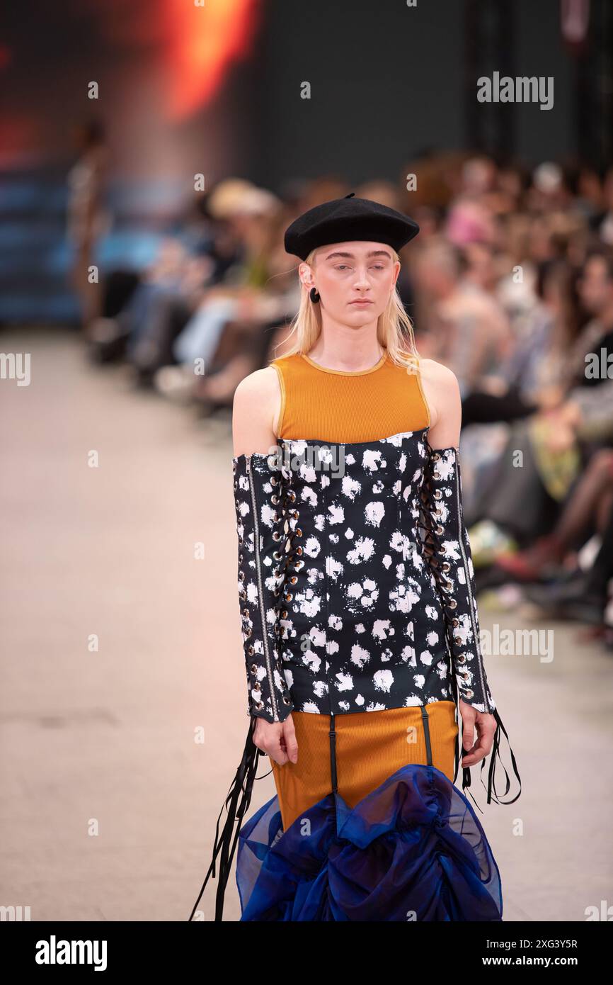 Berlino, Germania, 2 luglio 2024. Un modello che cammina per Neo Fashion SS25 con motivi floreali e mesh a strati. Foto Stock
