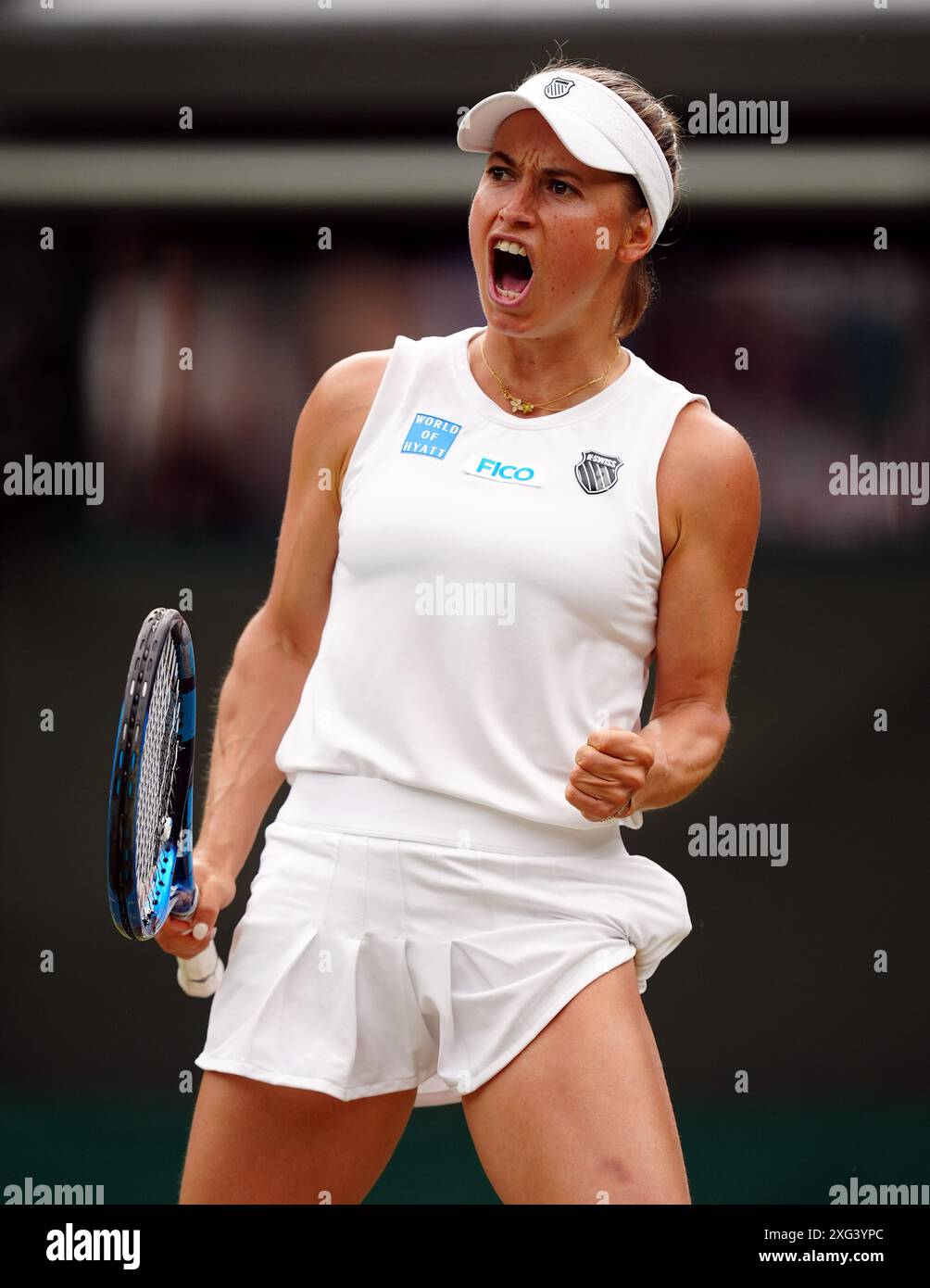 Yulia Putintseva reagisce durante il suo match contro IgA Swiatek (non nella foto) il sesto giorno dei Campionati di Wimbledon 2024 all'All England Lawn Tennis and Croquet Club di Londra. Data foto: Sabato 6 luglio 2024. Foto Stock