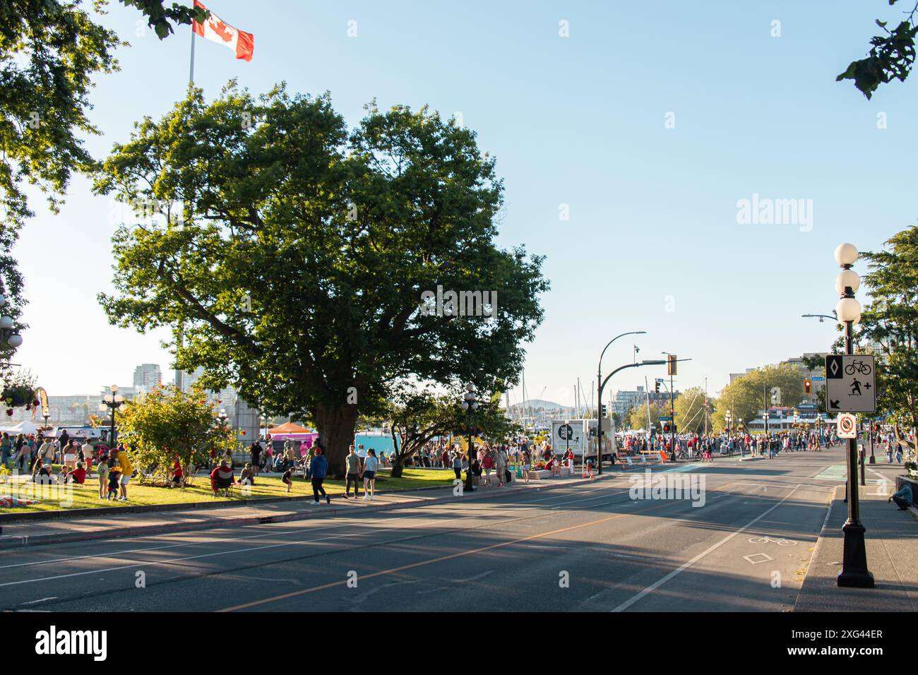 La folla si riunisce su Government Street per le celebrazioni del Canada Day, godendosi i camion del cibo, gli eventi e le festività sotto un cielo soleggiato. Foto Stock