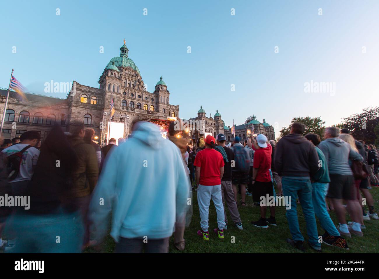 Una grande folla si riunisce di fronte agli edifici del Parlamento della Columbia Britannica, per celebrare il Canada Day con un vivace evento musicale. Esposizione lunga. Foto Stock