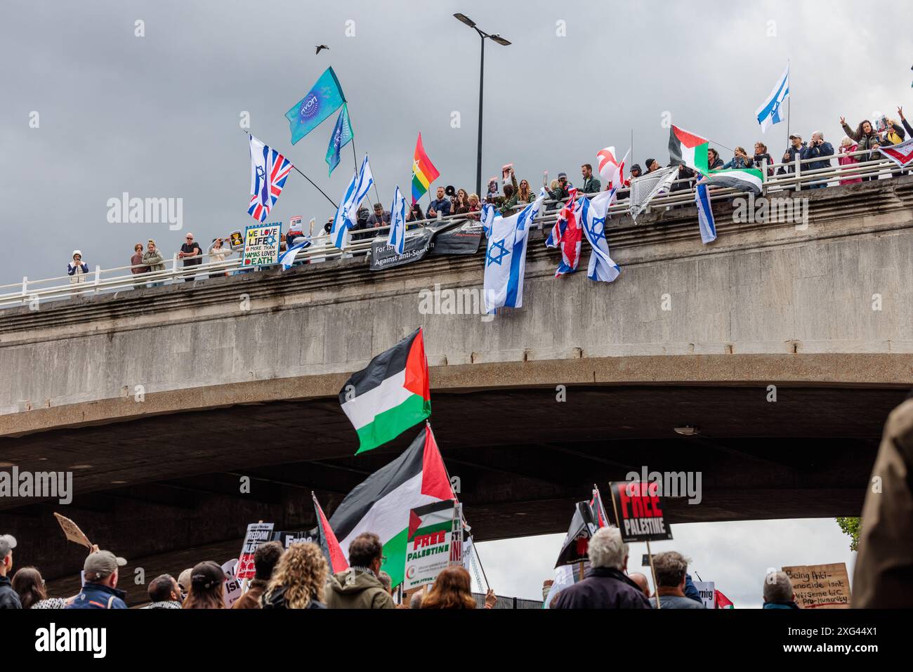 Waterloo Bridge, Londra, Regno Unito. 6 luglio 2024. La nostra lotta e azione cristiana contro l'antisemitismo (CAAA) ha tenuto una contro-protesta sul ponte Waterloo contro la marcia PSC Pro Palestine che passa sotto. Crediti: Amanda Rose/Alamy Live News Foto Stock