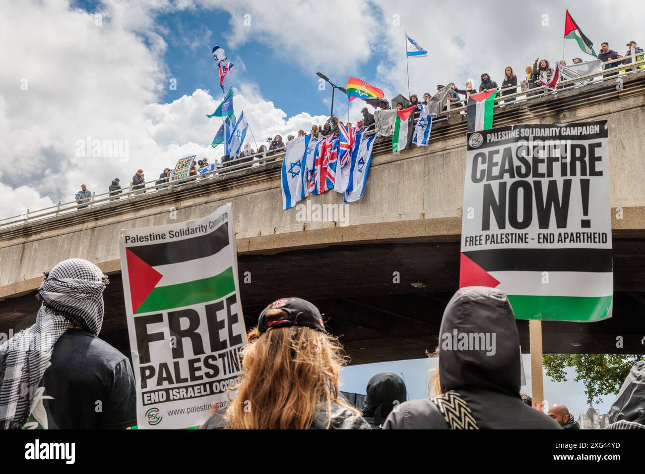 Waterloo Bridge, Londra, Regno Unito. 6 luglio 2024. La nostra lotta e azione cristiana contro l'antisemitismo (CAAA) ha tenuto una contro-protesta sul ponte Waterloo contro la marcia PSC Pro Palestine che passa sotto. Crediti: Amanda Rose/Alamy Live News Foto Stock