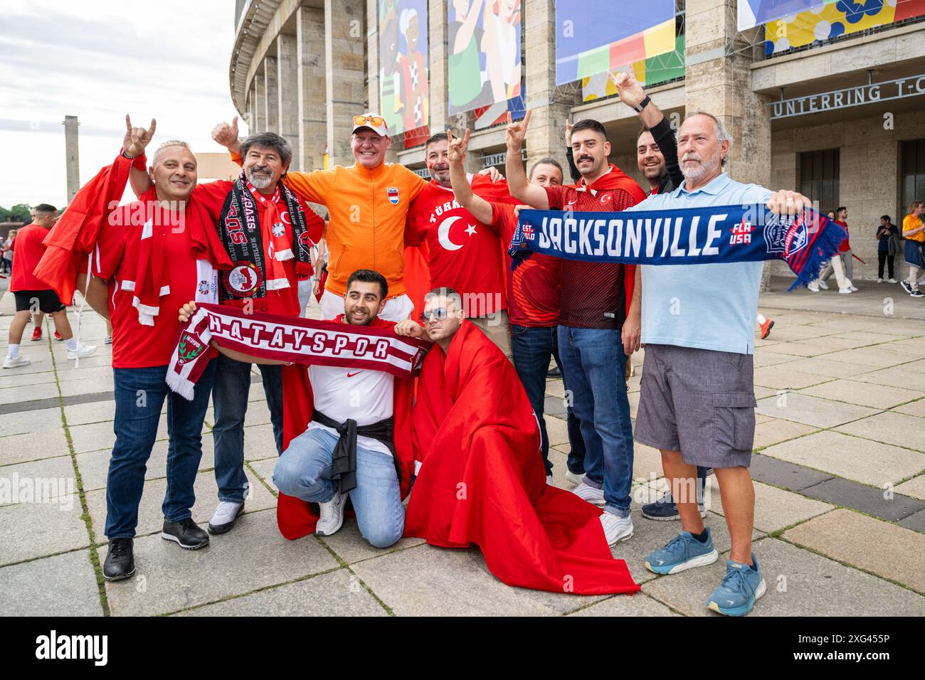 Berlino, Germania. 6 luglio 2024. I tifosi turchi di calcio arrivano all'Olympiastadion per la partita dei quarti di finale di UEFA Euro 2024 tra Paesi Bassi e Turkiye a Berlino. Credito: Gonzales Photo/Alamy Live News Foto Stock