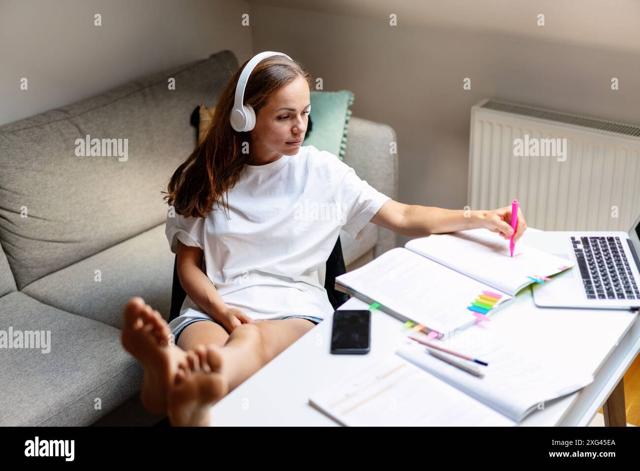 E-learning. Studentessa femminile e educazione domestica. Foto Stock