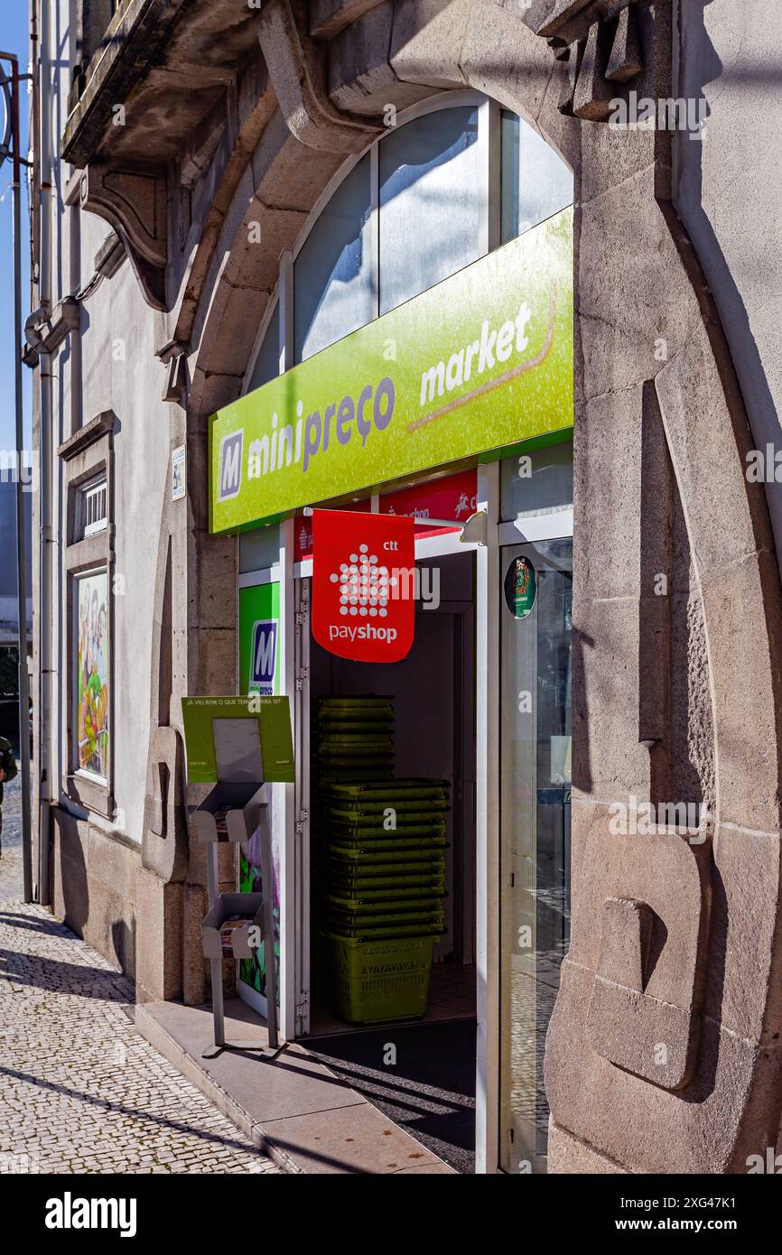 Famalicao, Portogallo: Supermercato a prezzi scontati Minipreco o Minipreco. Insegna o insegna del punto vendita con il marchio, il logo, il simbolo o l'icona e servizio Payshop Foto Stock